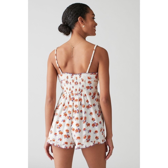 UO | Urban Outfitters Floral Linen Romper - Picture 7 of 9